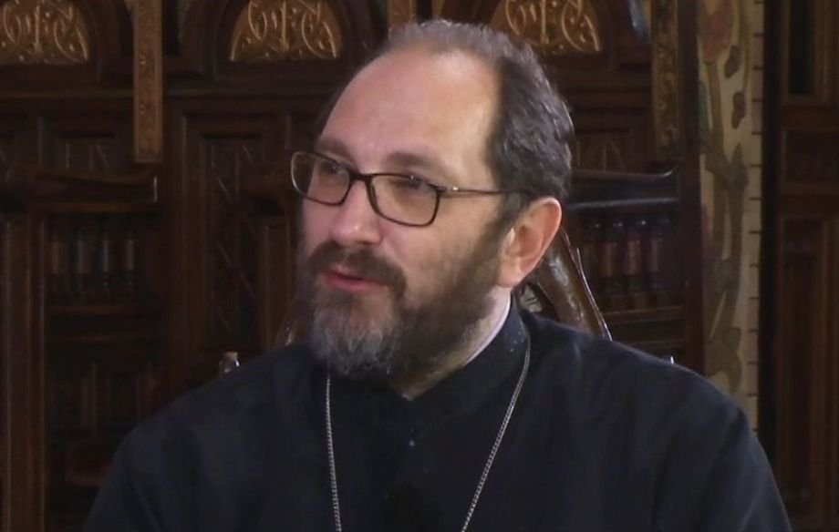 Părintele Constantin Necula către tineri: „Vă rog să-L lăsați pe Hristos să se nască! Încercați să vedeți dincolo de rafturi și cozonaci!”