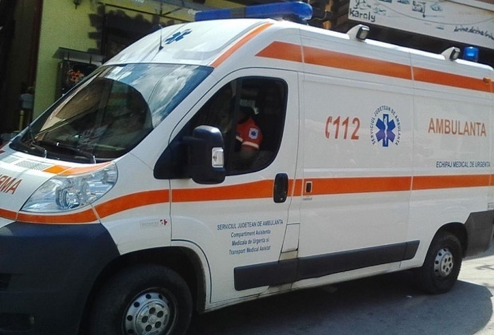 Alertă în Hunedoara. Un bărbat a intrat cu mașina în peretele unui magazin: mai multe victime