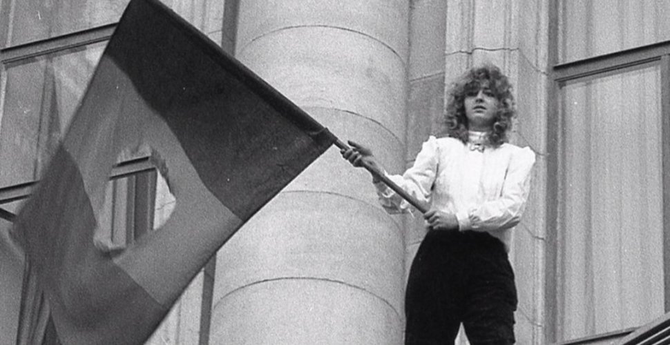 Cine este "fata cu steagul", simbolul victoriei Revoluției din 1989