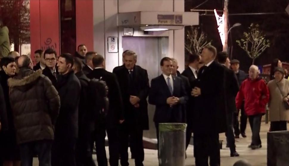 Cum au fost surprinși preşedintele Iohannis şi premierul Orban înainte de începerea marșului de comemorare a victimelor Revoluției