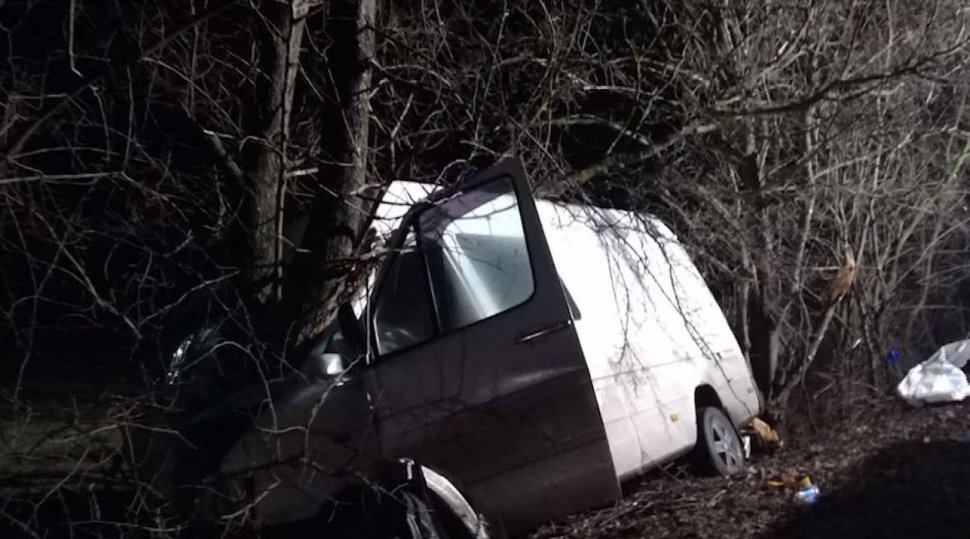 Tragedie înainte de Crăciun. Un microbuz a intrat în copacii de pe un drum din Neamț: sunt doi morți și șapte răniți