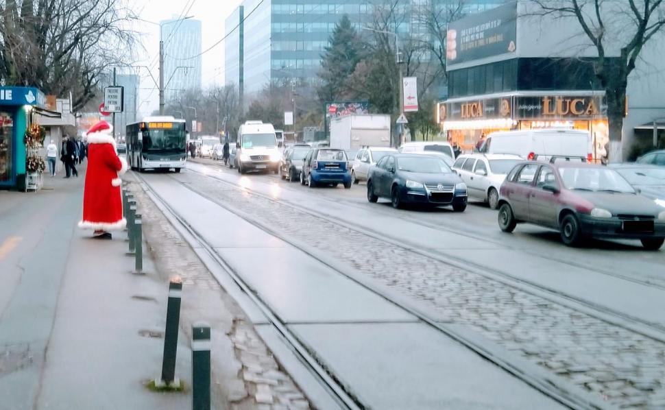 Ionela se afla în zona Pipera din Capitală, când a văzut ceva cu totul neașteptat. A scos telefonul și a făcut o poză: „Dacă scapă, vine!” (FOTO) 633577
