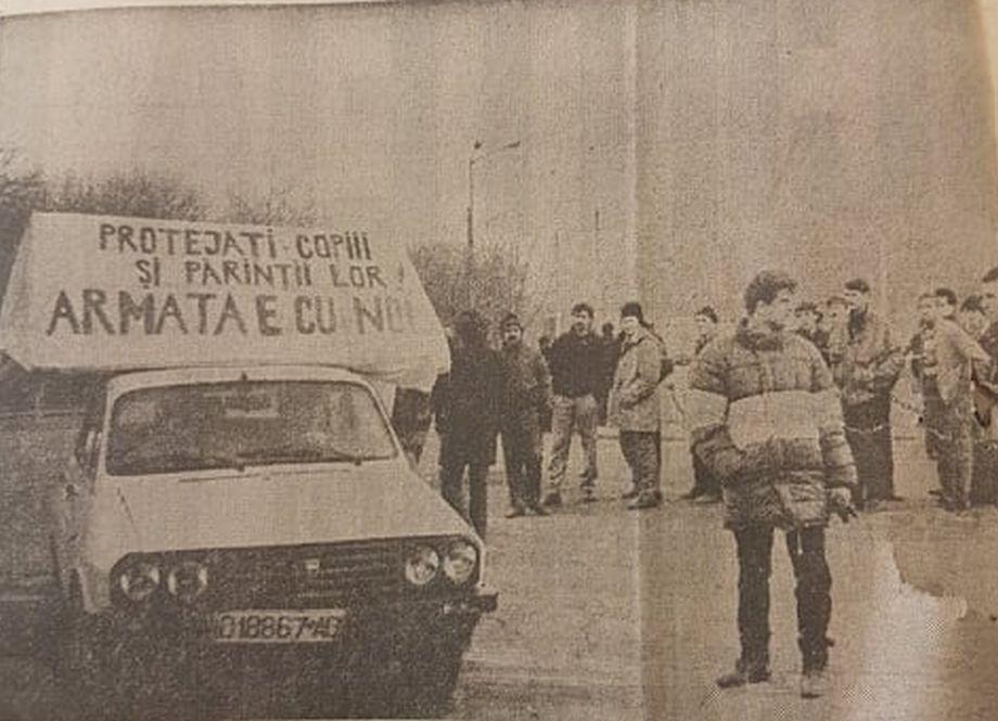 Revoluția văzută prin ochii unui militar: „Stăteam pe o valiză și îmi curgeau șiroaie de lacrimi. Oamenii îmi dădeau portocale”  633849