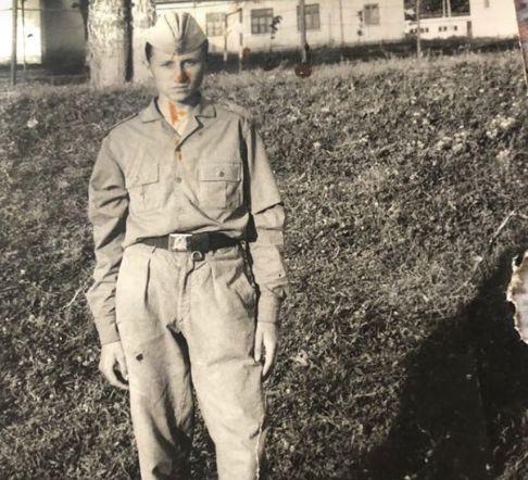 Revoluția văzută prin ochii unui militar: „Stăteam pe o valiză și îmi curgeau șiroaie de lacrimi. Oamenii îmi dădeau portocale”  633852