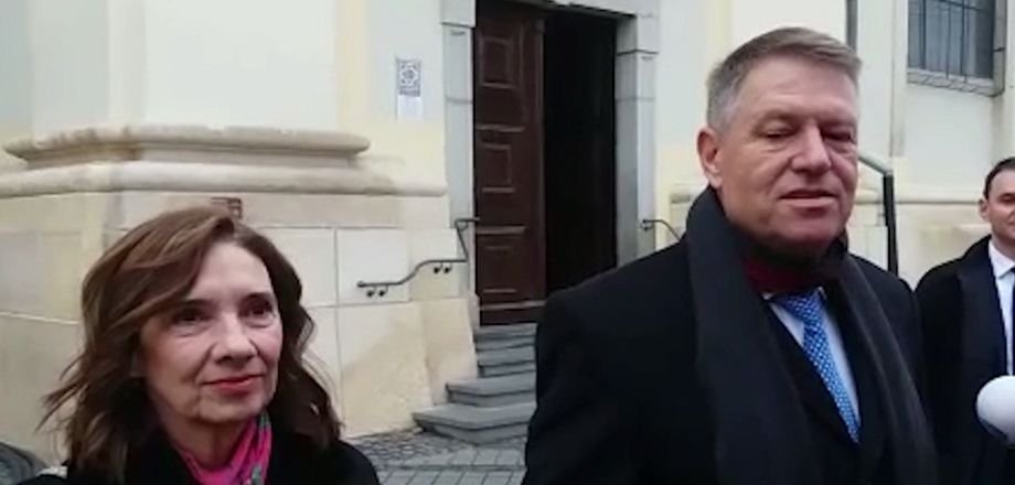 Klaus Iohannis își petrece sărbătorile la Sibiu: Președintele și soția sa au participat la slujbă