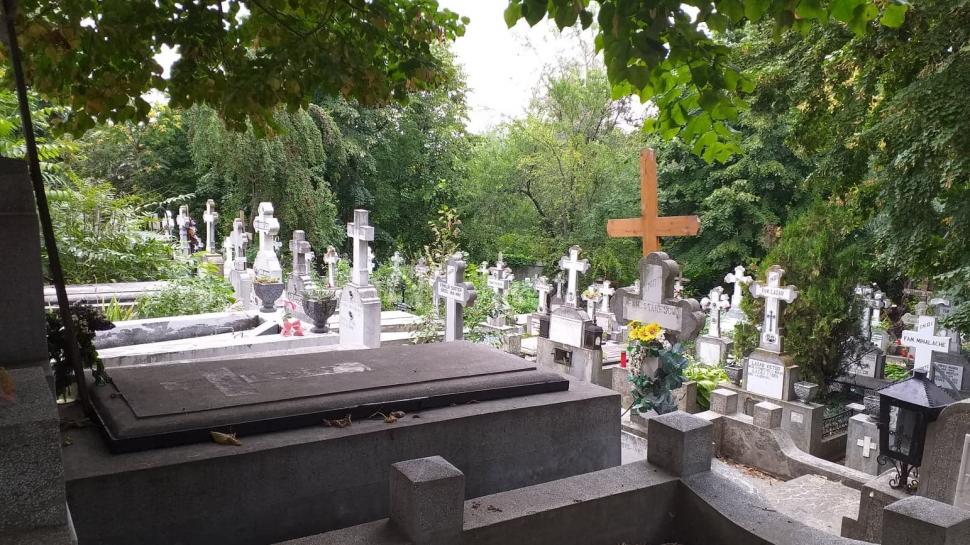 Un bărbat care dormea într-un cimitir din Huși a auzit zgomote ciudate venind dintr-un mormânt. S-a dus la preot și i-a spus, dar l-a crezut nebun. Cum zgomotele continuau, acesta a cerut iar ajutor. Înfiorător ce au găsit acolo (VIDEO)