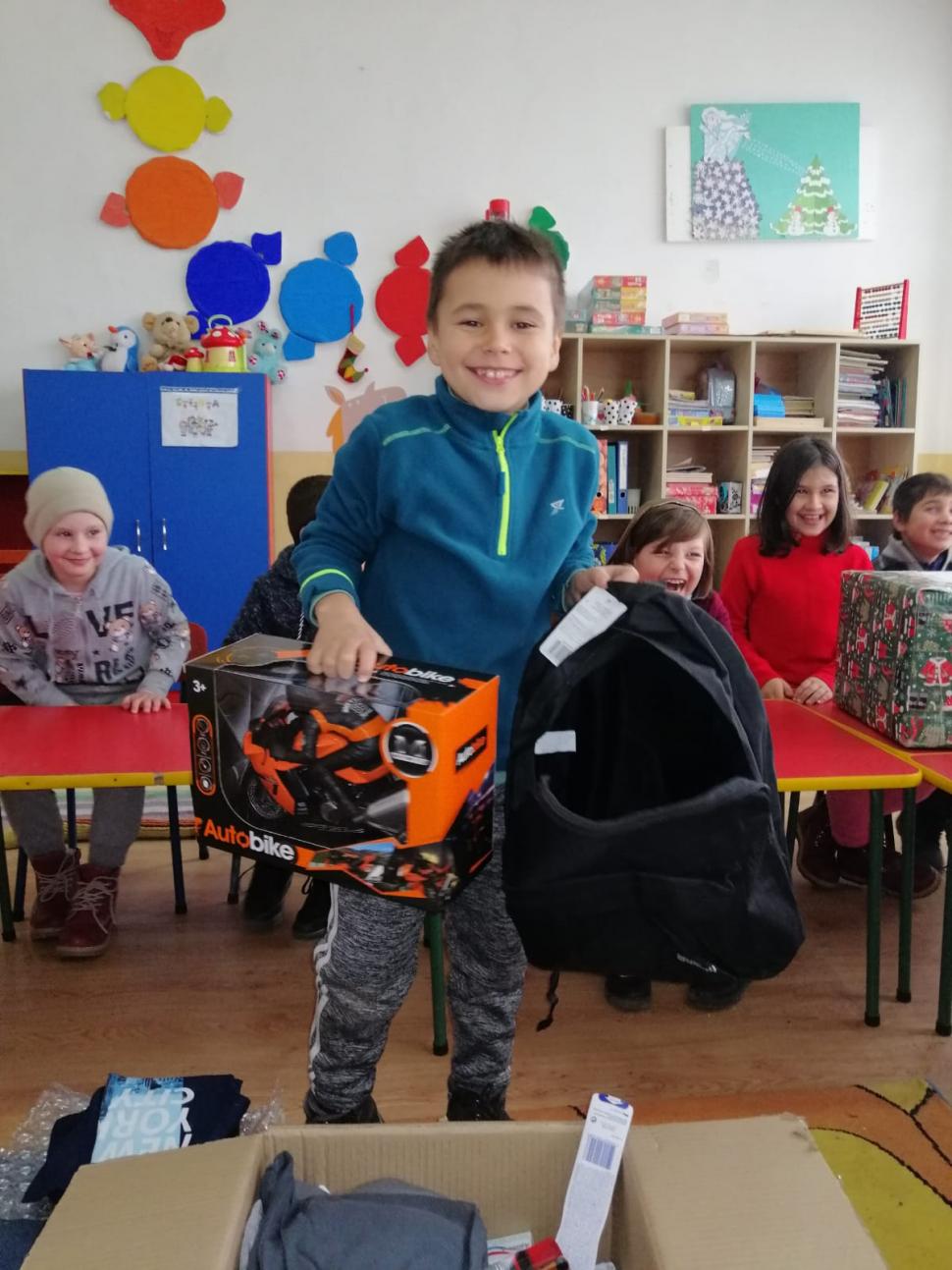 De Crăciun, programul „Bucurie la cutie” a ajuns la 650 de beneficiari  634664