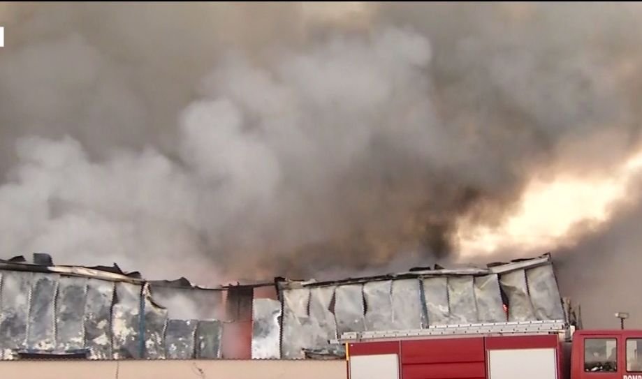 Incendiul din Afumați a fost stins. 25 de autospeciale s-au luptat cu focul