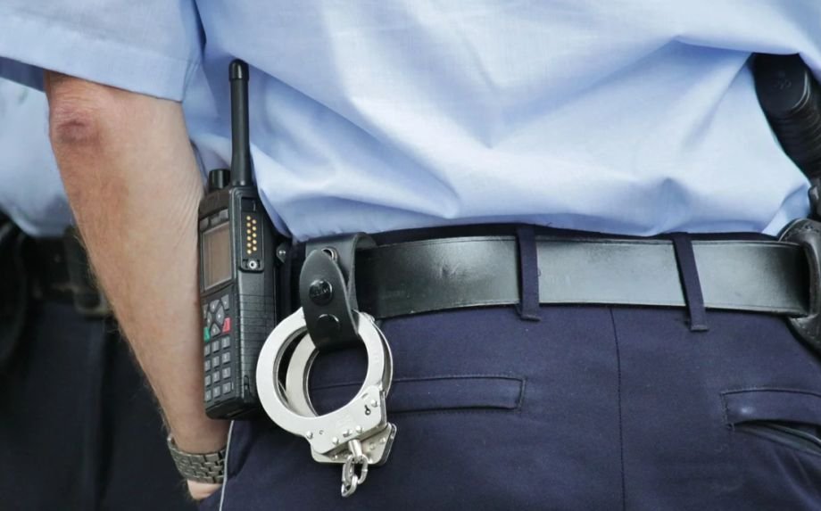 Caz scandalos în Pitești. Un polițist a fost bătut în secția de Poliție, chiar de către suspect 