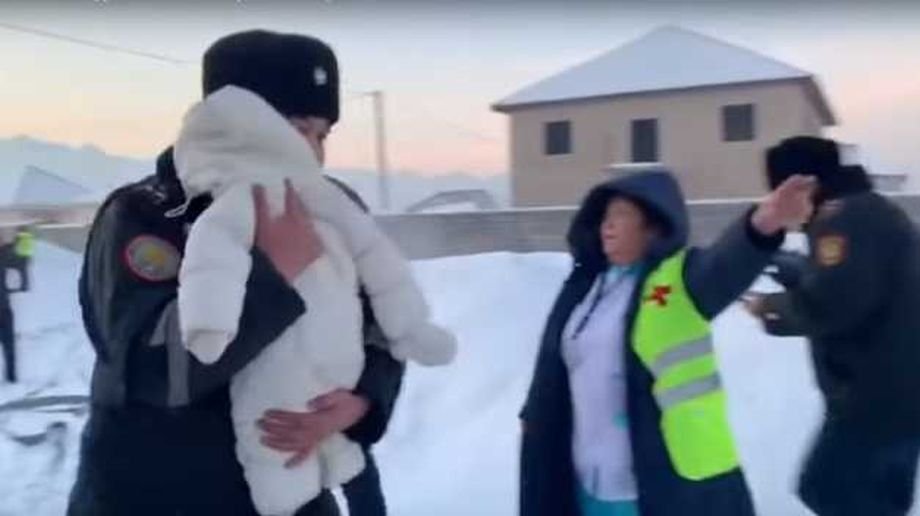 Miracol. Un bebeluş a supravieţuit catastrofei aviatice din Kazahstan - VIDEO