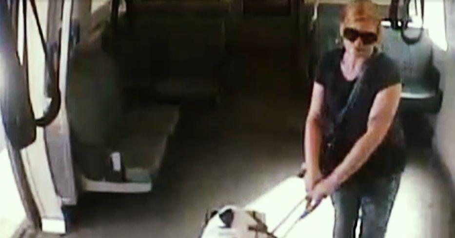 Era în metrou când o femeie i-a pus în brațe un bilet. Când l-a citit, tânăra s-a prăbușit la pământ. Ceilalți călători s-au apropiat de ea, au luat biletul și au înțeles într-o clipă ce s-a întâmplat  634752