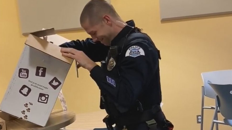 Un polițist a izbucnit în lacrimi, după ce a primit un cadou special. Toți știau adevărata sa durere (VIDEO)