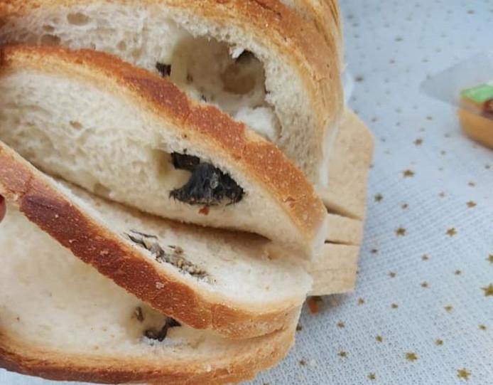 Femeia însărcinată în șapte luni își cumpărase o pâine. Mâncase câteva bucăți din ea, dar când a desfăcut-o, i s-a făcut rău instant (FOTO) 635042