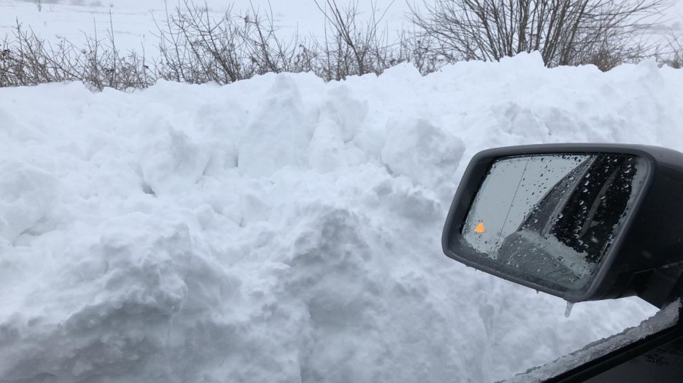 Imaginile zilei în Suceava. Vremea a adus zăpadă până la genunchi și drumuri blocate