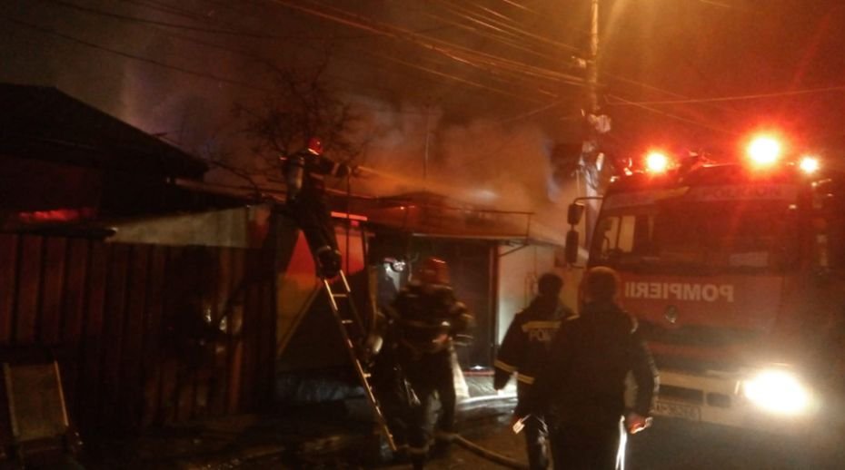 Incendiu puternic în București. Flăcările au cuprins șase case, o persoană a fost rănită
