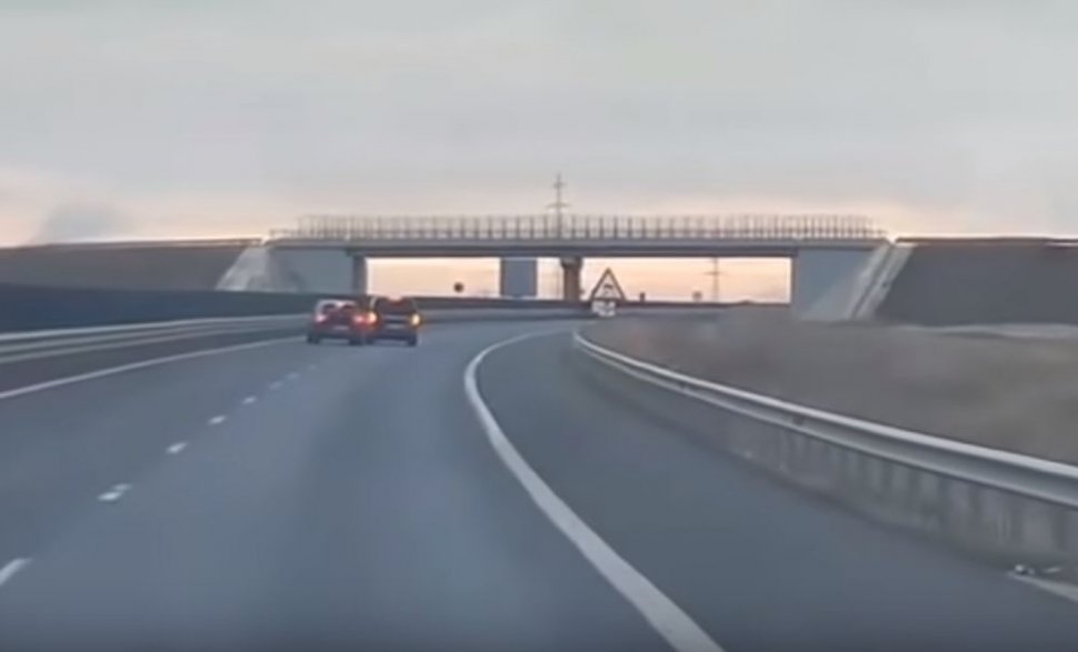 Inconștiență pe autostradă! Manevrele a doi șoferi care circulau pe ruta Arad-Timișoara au devenit virale pe Internet
