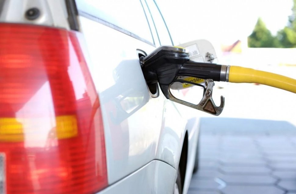 Prețurile carburanților scad din ianuarie 2020. A fost promulgată legea care elimină supra-acciza