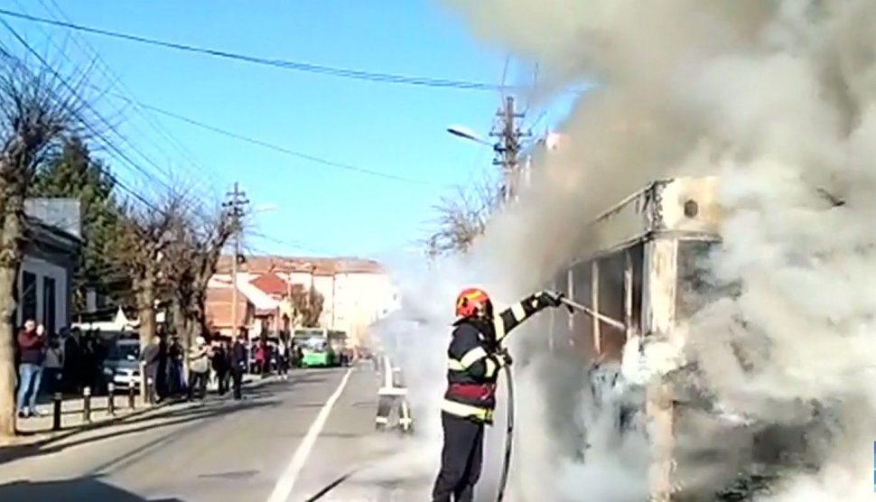 Un autobuz cu pasageri a fost cuprins de flăcări, la Craiova. Incendiul s-a extins și la acoperișul unei case din apropiere 
