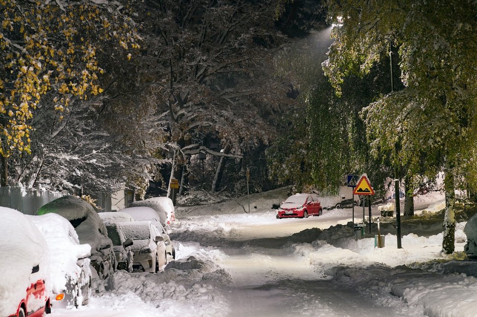 Viscolul și ninsorile au făcut prăpăd în Moldova. Microbuze răsturnate în nămeți, ambulanțe scoase cu utilajele din troiene