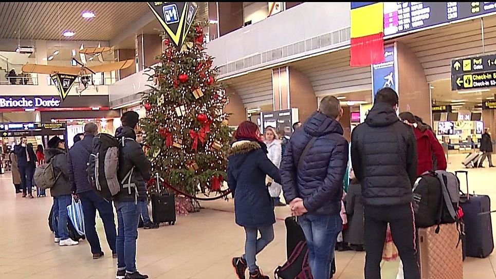 Peste 100 de turişti români îşi vor petrece Revelionul pe aeroport