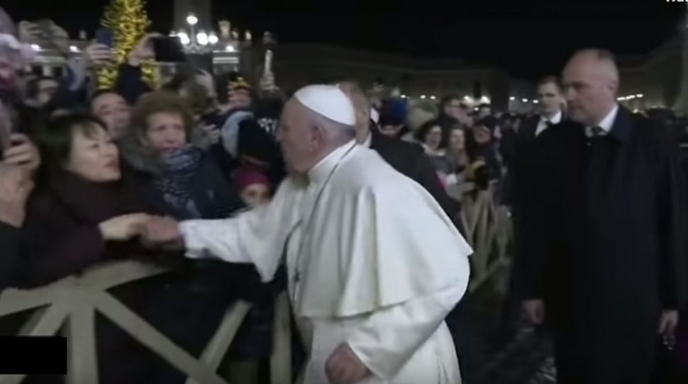 Gest şocant la Vatican. Papa Francisc, filmat în timp ce lovește mâna unei femei care îl apucase violent de braţ