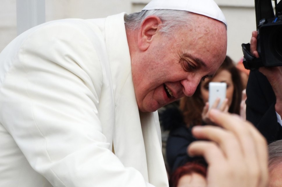 Papa Francisc şi-a cerut scuze după ce a lovit cu palma o femeie: "Câteodată ne pierdem răbdarea" 