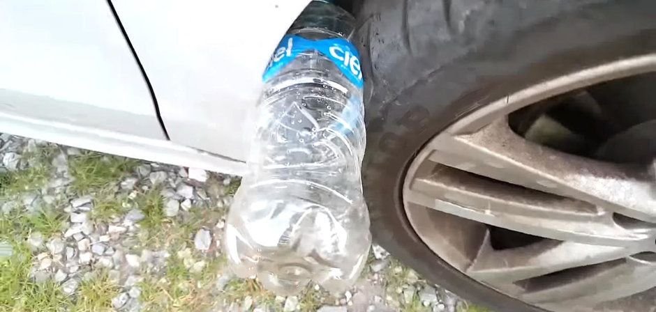Ce se întâmplă dacă găsești o sticlă de plastic pusă la roata mașinii. Trebuie să faci asta de urgență!