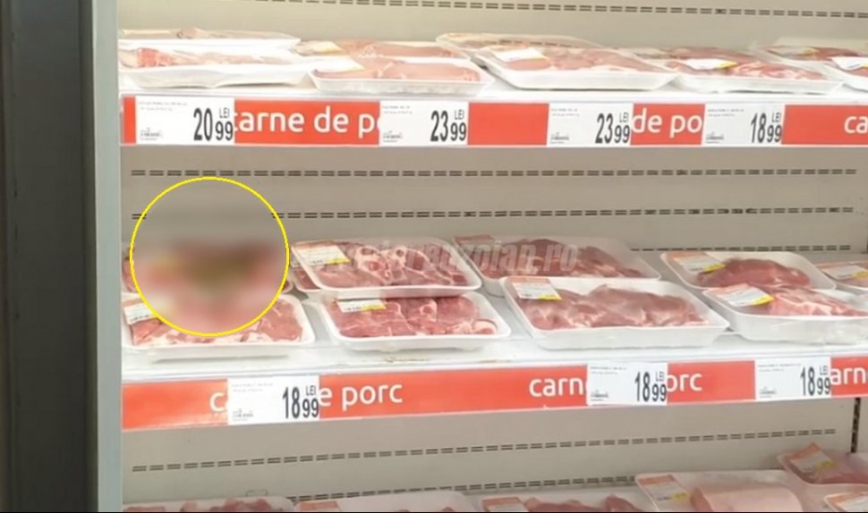 Era la cumpărături într-un supermarket din Buzău, când a văzut ceva neobișnuit la galantarul cu carne. A scos rapid telefonul și a filmat totul! ”Ce rău poate să facă?!”