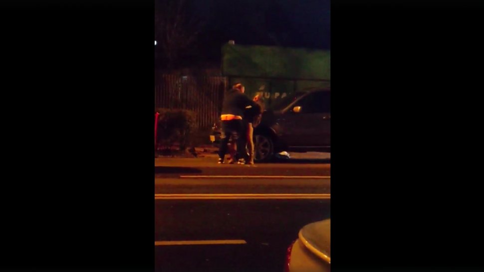 Imagini de groază din București. Un taximetrist lovește un bărbat și îl lasă lat pe stradă. VIDEO