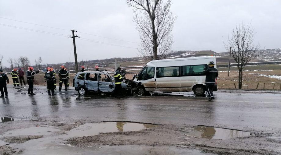Noi detalii despre accidentul dramatic din Botoșani: O maşină a luat foc după ce a intrat frontal într-un microbuz plin cu pasageri. Bilanțul victimelor 