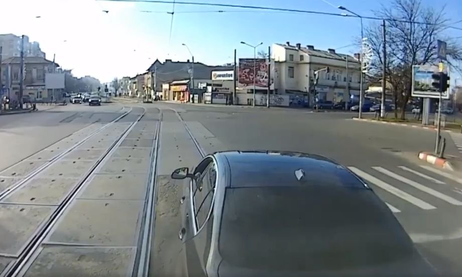 Un șofer cu BMW a fost împins de tramvai în București. Ce a urmat după ce a coborât din mașină: „Bă, ești nebun!”(VIDEO)