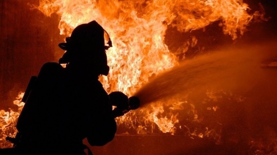Incendiu puternic într-un bloc din Timișoara! Zeci de persoane s-au autoevacuat