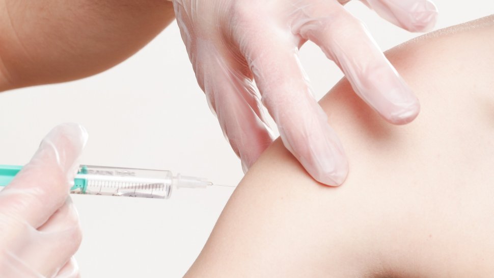 Începe vaccinarea gratuită împotriva virusului HPV. Ce trebuie să ştie părinţii care vor să îşi imunizeze copiii