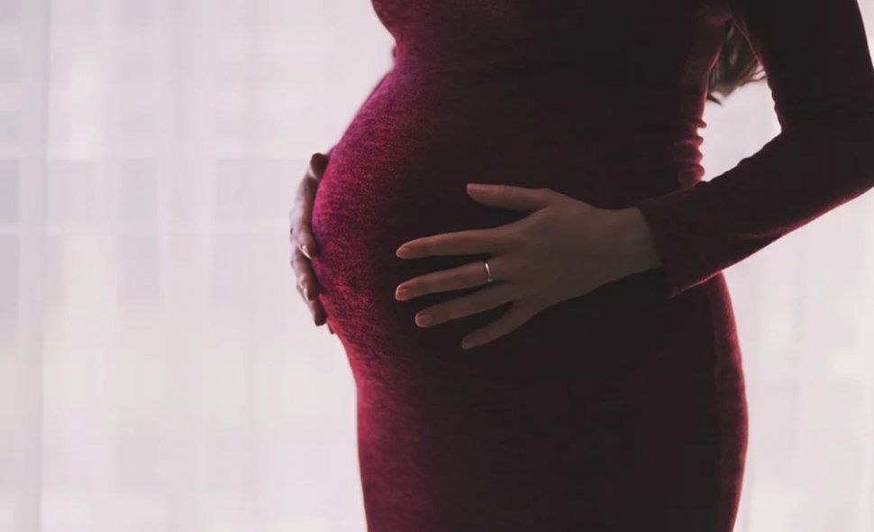Femeie însărcinată, de 29 de ani, reținută în Olt, după ce l-a înjunghiat mortal pe partenerul său