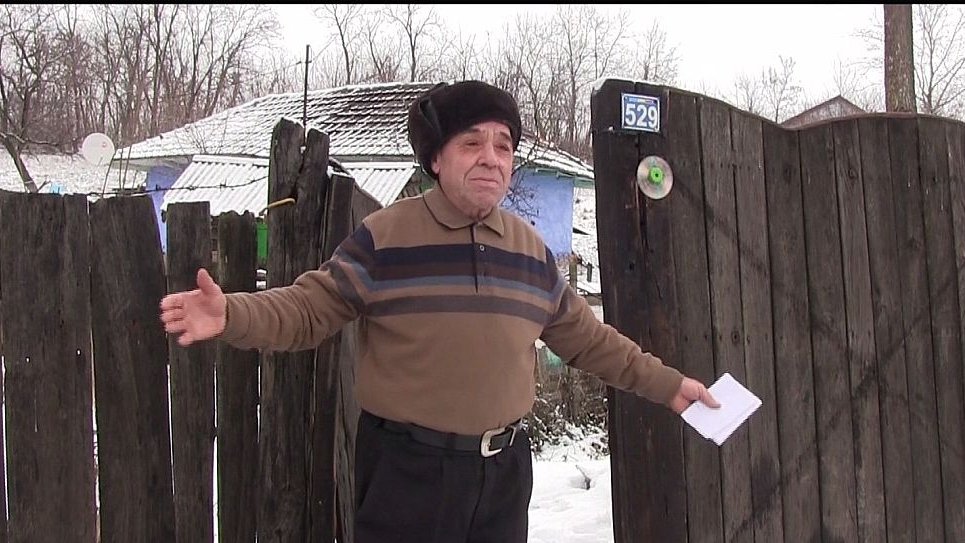 Imagini cu bărbatul bâlbâit din Vaslui, amendat că ar fi folosit abuziv numărul de urgenţă - VIDEO