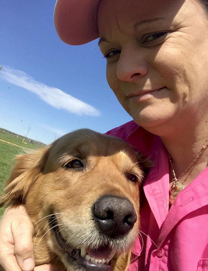 Cățelușa ei s-a întors acasă după plimbarea de dimineață cu o mică creatură agățată de spinarea ei. Când s-a uitat cu atenție a văzut că noul prieten al patrupedului era, de fapt, un pui de koala. ”I-a salvat viața!”  636786