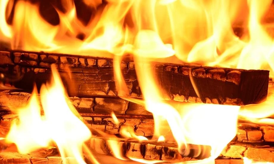 O femeie din Alba a sunat la 112 să spună că soțul nu pune destule lemne pe foc și copiii stau în frig. Ce a urmat