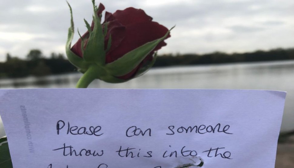 Se plimba pe marginea lacului atunci când a descoperit un trandafir roșu de care era legat un bilețel. Când a citit mesajul a înțeles tot ce are de făcut! ”Sper că vei vedea asta!” - FOTO