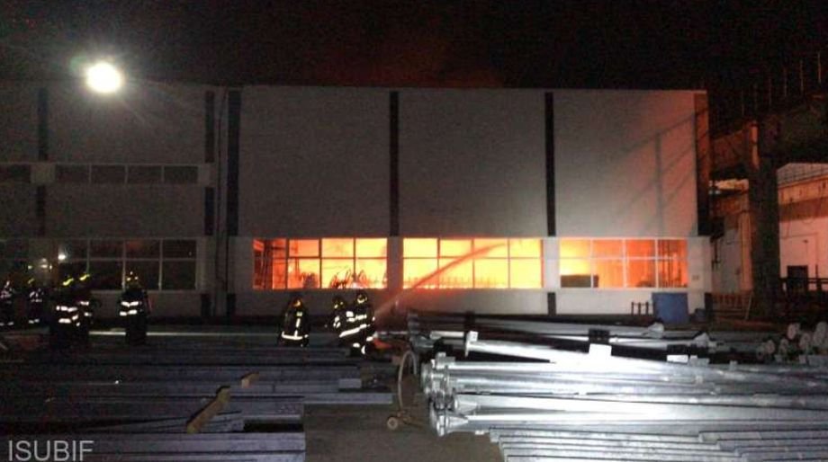 Incendiul de la Fabrica de Electromontaj din București a fost stins. Anunț meteorologilor despre norul de fum