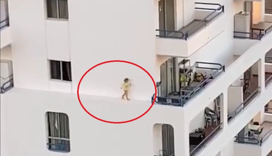 O fetiţă curajoasă a fost filmată în timp ce traversa faţada unui bloc - VIDEO șocant
