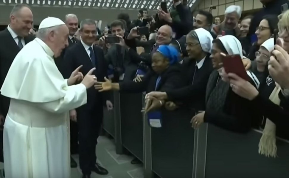 Papa Francisc, reacție neașteptată după ce o călugăriţă i-a cerut un sărut: „Promiți că nu muști?” - VIDEO viral