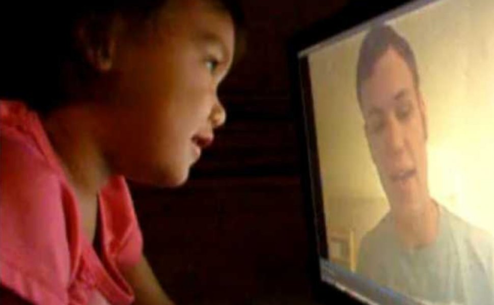 Te topești! O fetiță pupă monitorul pe care tatăl ei, militar plecat în misiune, spune o poveste - VIDEO