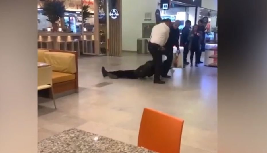 Imagini revoltătoare filmate într-un mall din Suceava. Bărbat târât pe jos de agenţii de pază!