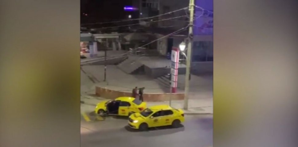 Scene uluitoare în București. Un taximetrist a luat la bătaie clientul care a vrut să urce cu ţigara în maşină - VIDEO