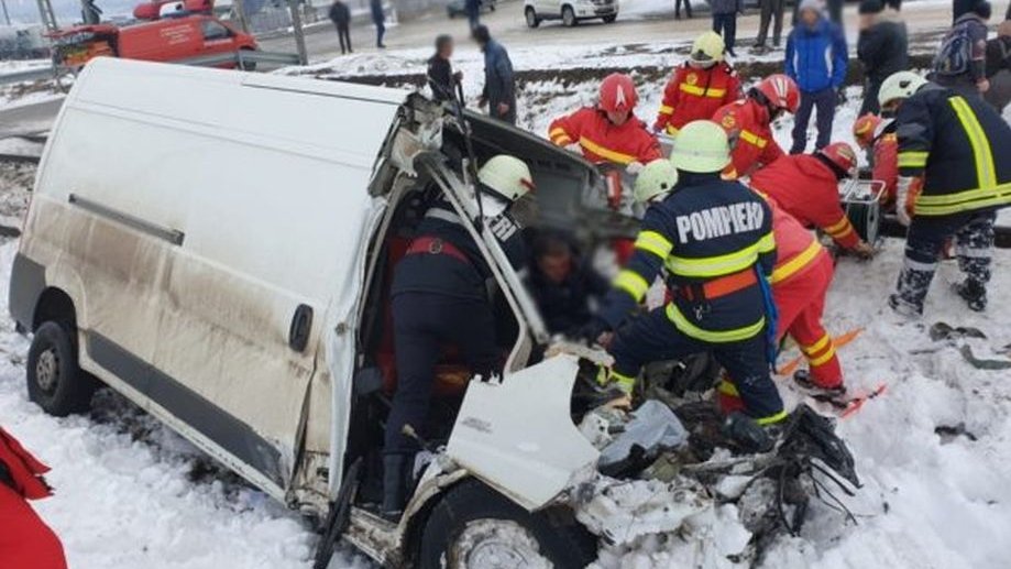 Tragedie în Suceava. O dubă a fost lovită de tren: un mort și un rănit. Traficul e paralizat