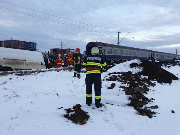 Tragedie în Suceava. O dubă a fost lovită de tren: un mort și un rănit. Traficul e paralizat 637337