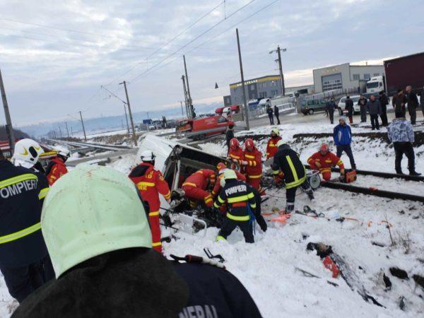Tragedie în Suceava. O dubă a fost lovită de tren: un mort și un rănit. Traficul e paralizat 637338