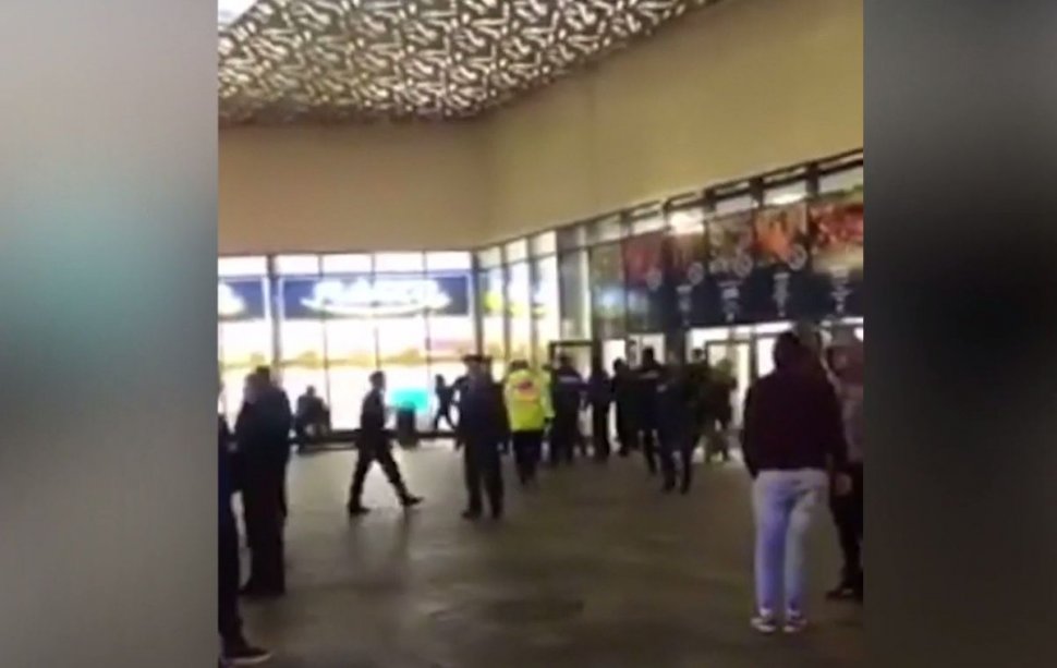 Alertă cu bombă în Râmnicu Vâlcea. Mii de persoane au fost evacuate din două mall-uri