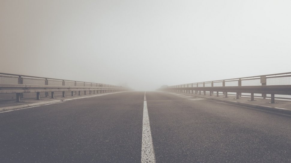 Atenție, șoferi! Cod galben de ceață și polei pe șoselele din România