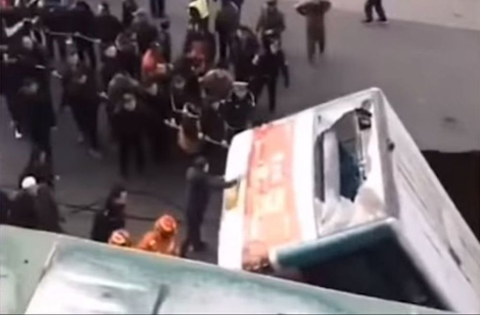 Autobuz "înghiţit" de un crater, în China. Şase morţi şi 10 răniţi - VIDEO
